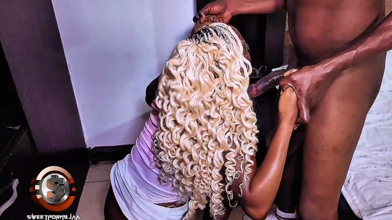 Tusweet9ja: ファッククイーンはワードローブで激しく叩かれました