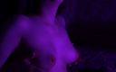Violet Purple Fox: 隣人の大きな跳ねる胸。喘ぎ声に乳首をしごきまくる
