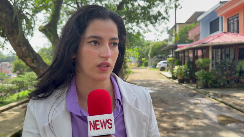 NamiQseiiin: Uma repórter sexy leva uma foda forte pela notícia!