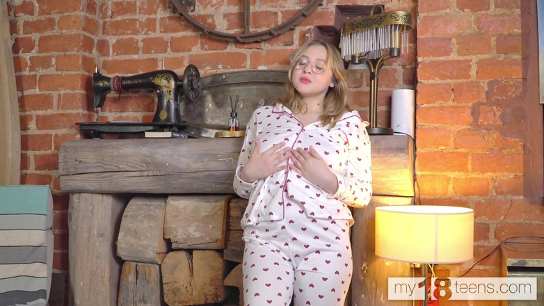 My 18 Teens: My18teens - प्यारी मोटी लड़की उंगलियों से अपनी चूत चोदती है