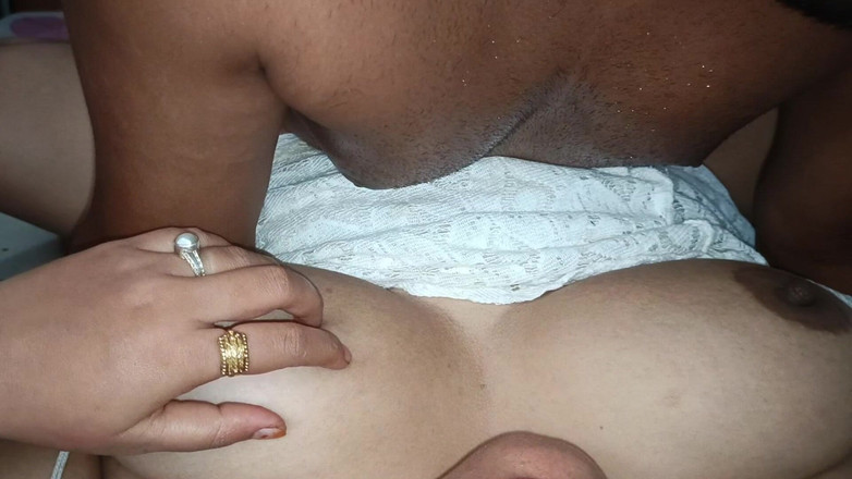 Catchybusty: Byflickan vill bara ha sex i sitt sovrum