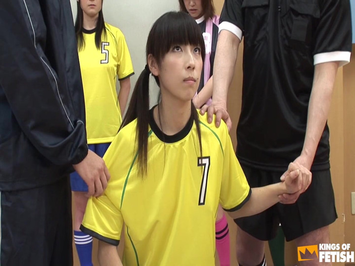 Pure Japanese adult video ( JAV): 동료와 코치 앞에서 두 남자를 따먹는 일본 축구 소녀