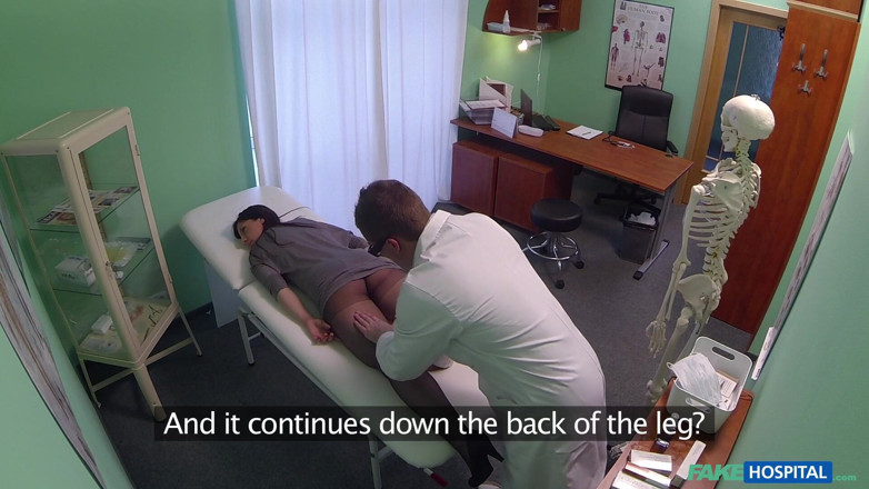 Fake Hospital: Une brune transforme un outil de massage en jouet sexuel