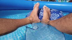 Midsouth Foot Fetish: プールで濡れた足を見せびらかす