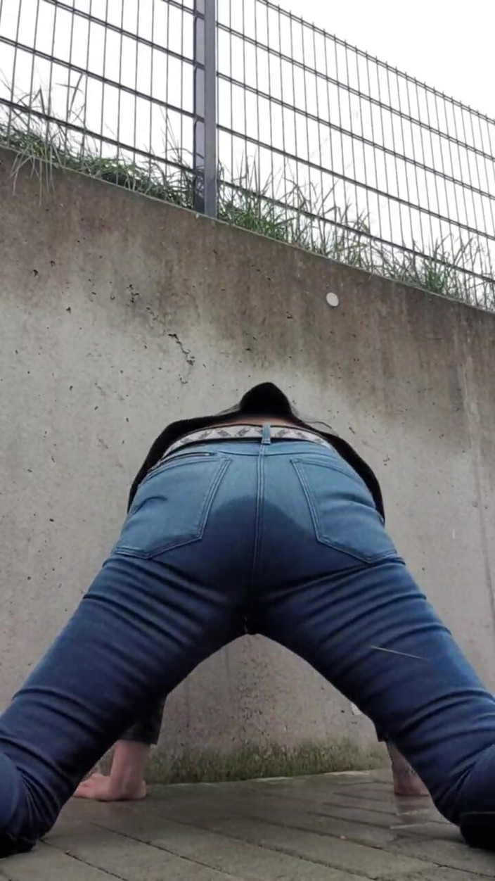 JulieEroticDress: Squirting in jeans