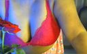 Hot desi girl: Gadis seksi desi menunjukkan payudara dengan bra dengan pakaian