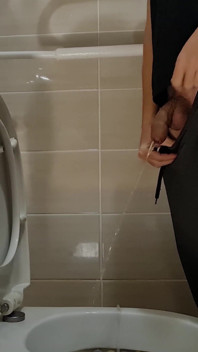 Jongen pist lang met onbesneden pik en grote ballen