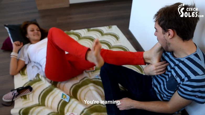 Czech Soles - foot fetish content: Kaartspel losser moet Megan's voeten ruiken