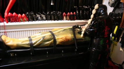 Rubber And Bondage Girl Kim: Škádlení impotentní gumové otrokyně