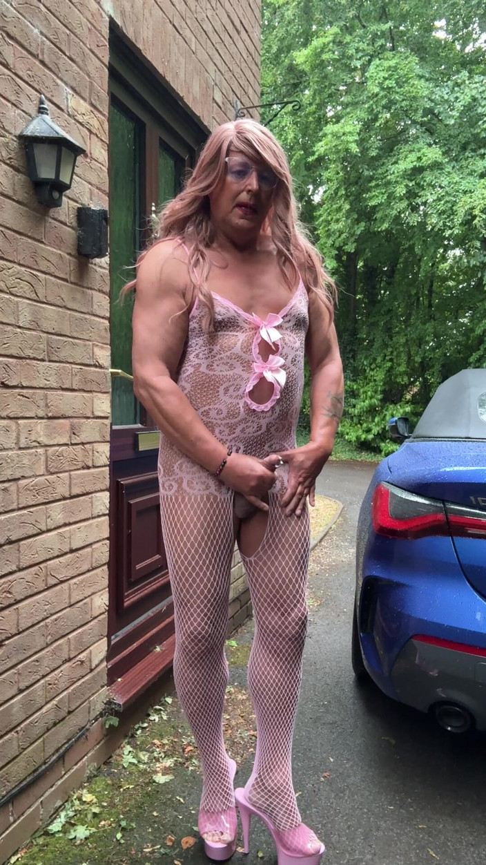 Kellycd2022: Sexy Crossdresser Kellycd2022 Vídeo rápido da manhã em macacão rosa...