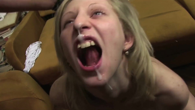 Backdoor Films: Awek blonde dikongkek kedua-dua lubangnya