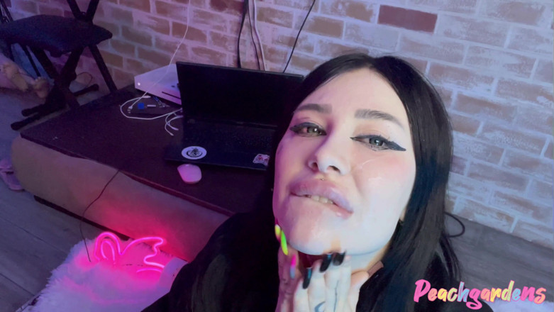 Peachgardens: Oral în gât adânc foarte bale de la fata mea de 19...