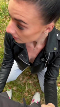 Den heta stallarbetaren tog mig in i skogen... Riskabelt att röka deepthroat POV