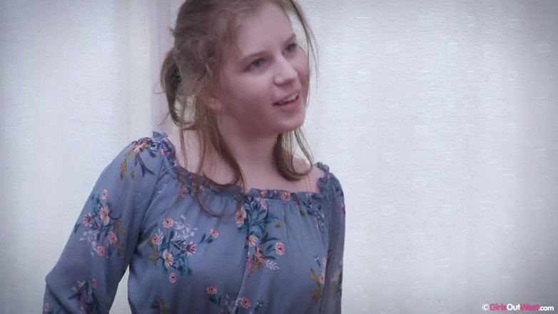 Girls Out West: Hårig rödhårig Zazi och trimmad brud Kate slickar och fingrar...