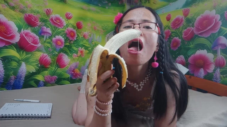sweethanajapanese: Video Menghisap Pisang Khas Hidupkan Anda