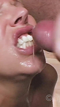 Lisa si tante seksi lagi pamer wajahnya yang berlumuran sperma