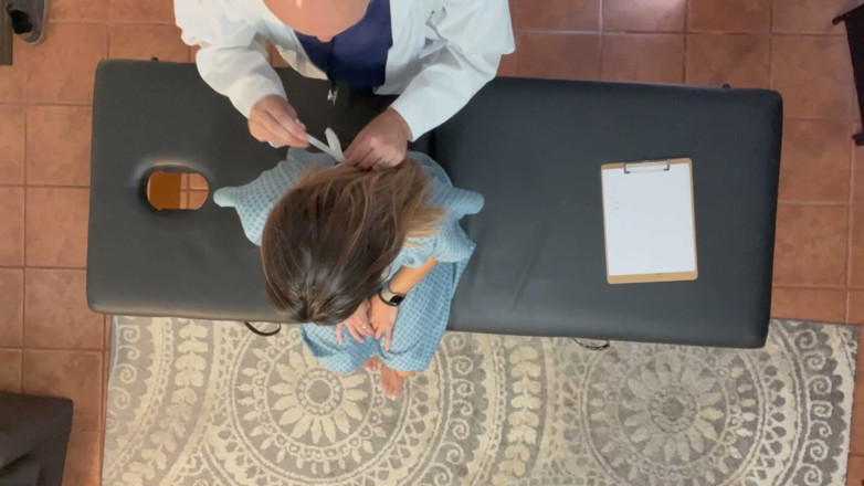 Island Boy Vids: Mya Pleasure se fait examiner complètement par un docteur pervers