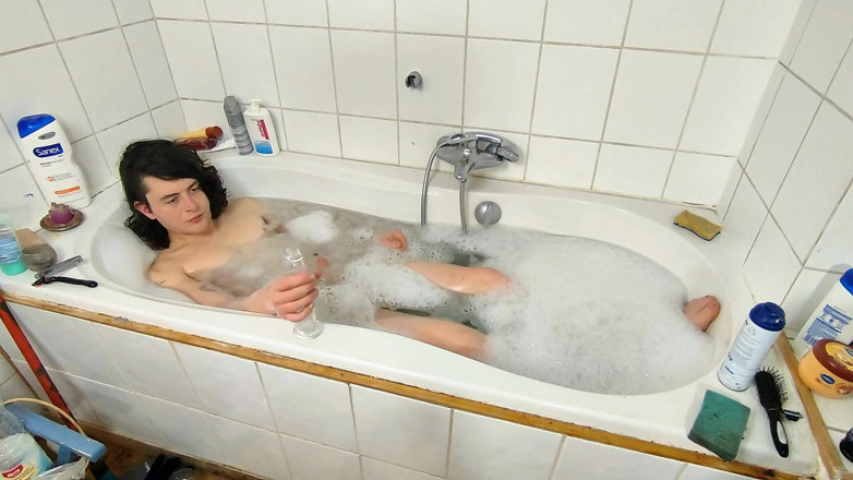 Sara B: Suce un gode dans le bain