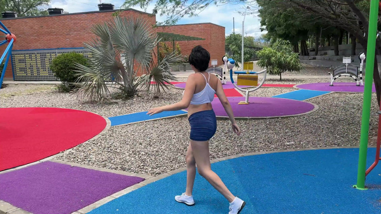 ManuelaAlvarez: main ek seksi larki ko ek paark gem men phanste...