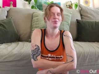 Minik memeli fit kızıl saçlı yoga rutini sırasında mastürbasyon yapıyor