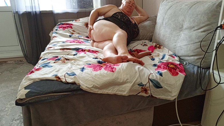 Zona901: Macecha s velkým kulatým zadkem, chlupatou kundou a obrovskými prsy...