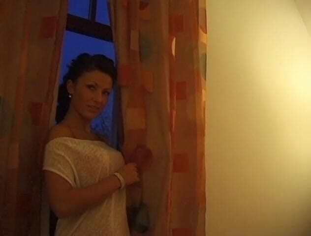 Flash Model Amateurs: Photo shooting with stunning brunette