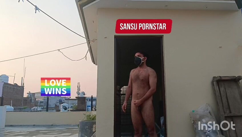 Sansuindia: Attore indiano nudo all'aperto