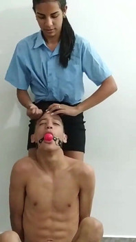 หนุ่มมหาลัยยอดนิยมถูกพวกสาวเฟมดอมชั่วร้ายแปลงเป็นทาสหีสลัตตัวเมีย!