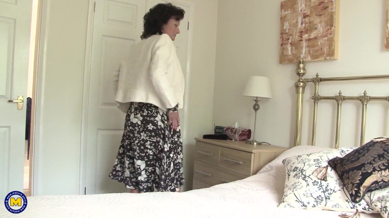 Mature Solo NL: Mature with big boobs is pleasing herself
