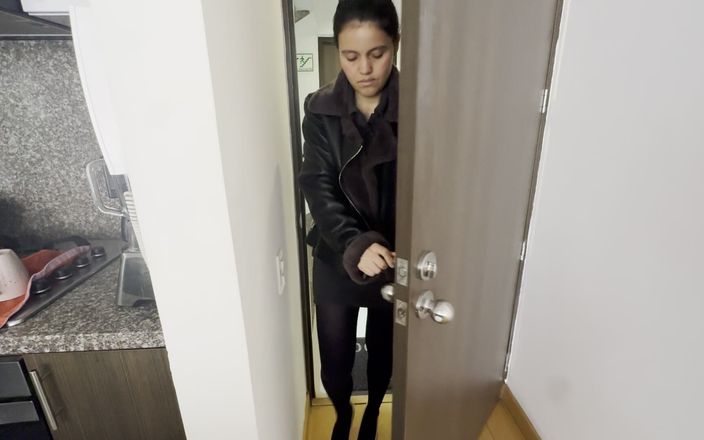 scarlettandc: Mi Esposa llego del trabajo sudorosa con su vestido, tacones...