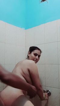 Prysznic Puja Bhabhi