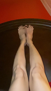 Gambe davvero sexy con piedini e dita lunghe