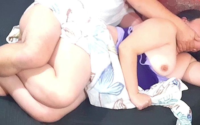 BBW Kelly Mom: 继阿姨因为她的丈夫离开而伤心，所以我去陪她。
