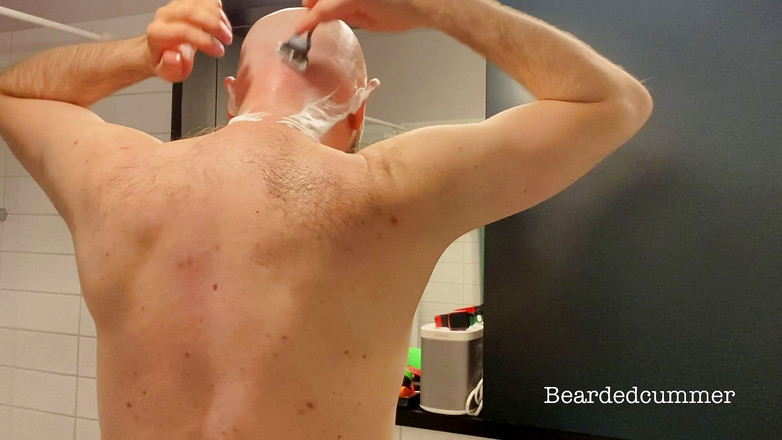 Beardedcummer: Táta medvěd si holí holou hlavu, žádné sperma