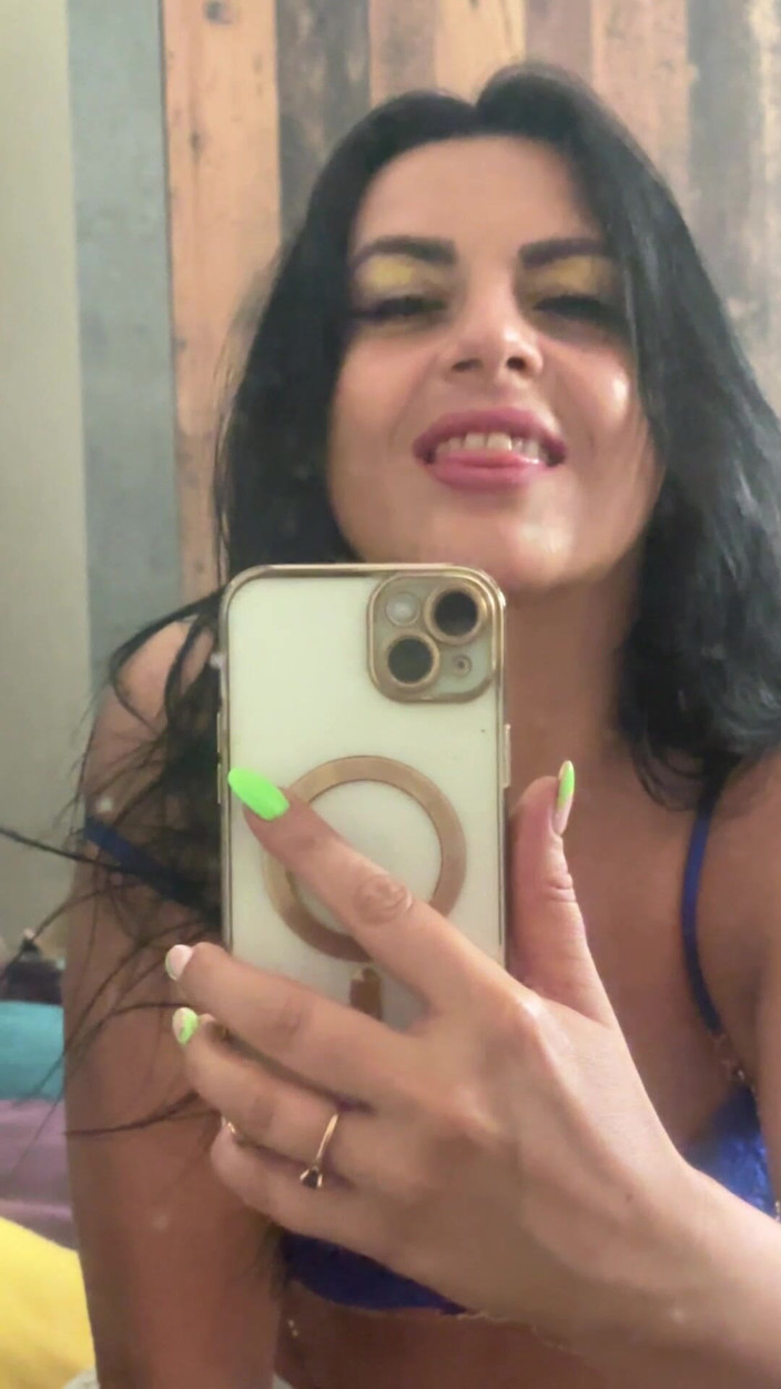 MilfyCalla: Tachinare în oglindă cu tanga și sutien - moale, lent, seducător