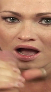 Heisse Blowjob Mit Brunette MILF Und Sperma Schlucken
