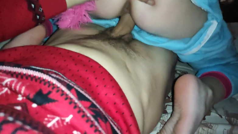 Taboo Room: 18歳の小さなふしだらな女が義理の兄弟のチンポで乱暴に跳ねる