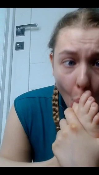 JuiceLussie: Lick Finger Feet While Make Ahegao!