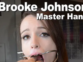 Brooke Johnson और मास्टर के हाथ से बंधन छीन लिया गया