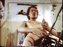 Gays Case: Geiler hengst auf einem motorrad, während er seinen riesigen harten...