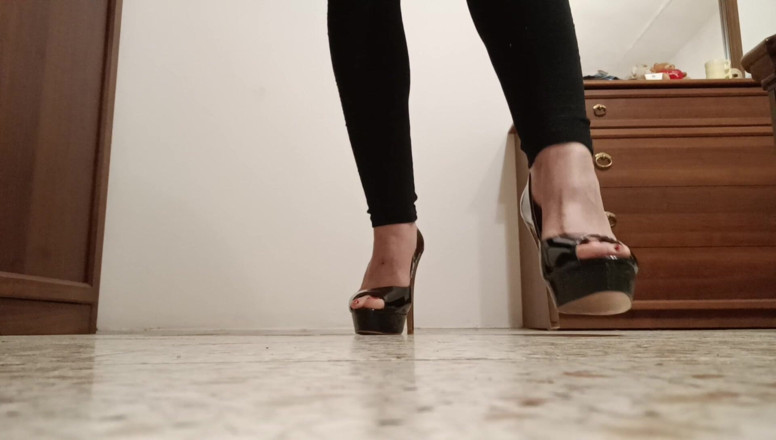 Bergami Melissa: Giantess: I Crush You Filty Worm - (english Version)