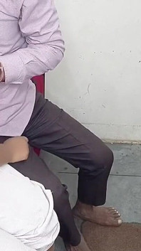 Üvey erkek kardeşim benimle aynı odayı paylaşıyor ve sıkı bakire amcığımı dışarıda sikiyor