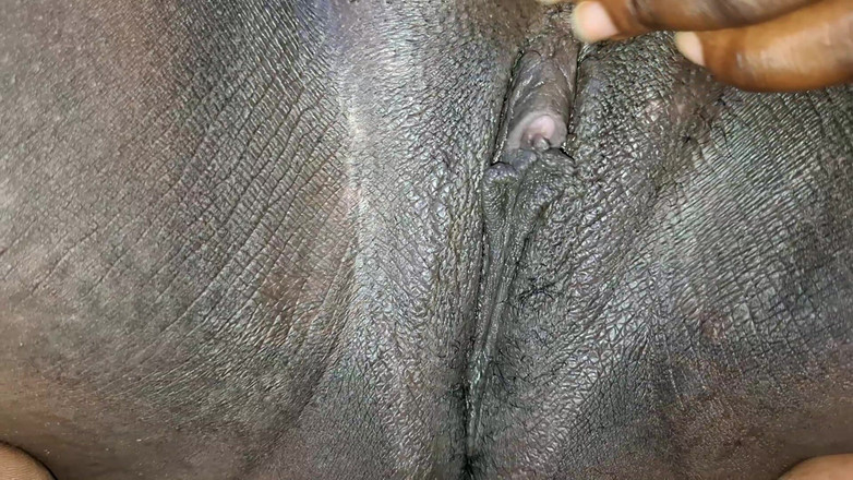 BMCs: Můj prst pracuje na mé špinavé kundičce, dokud se nevystříkám