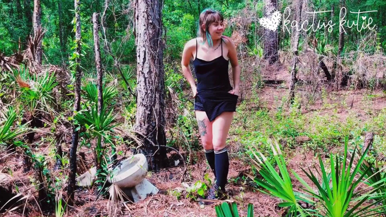 kactus kutie: Auf eine toilette im wald pinkeln