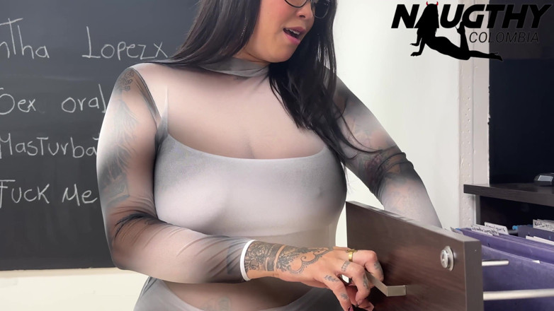 NaughtyColombia: Une prof sexy se masturbe avec des photos de son élève
