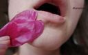 Marvelous V: Une MILF nue joue sensuellement avec des fleurs sur son...