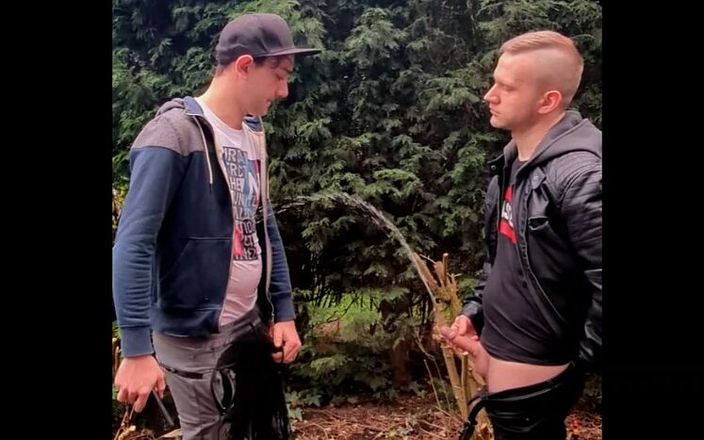 Gay Kink Couple: Pisse sur un esclave dans la nature