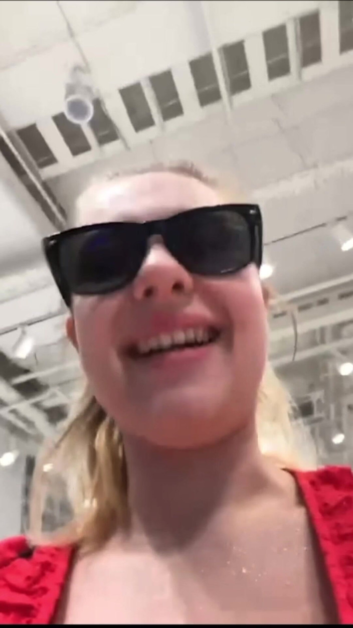 JuiceLussie: Đụ lỗ hậu điên cuồng trong phòng thay đồ