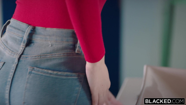 Blacked: Blacked, вона ніколи не мала великий чорний член і хотіла поводитися з собою