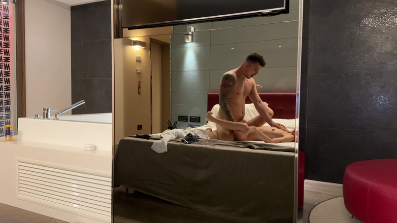 Tommy e Annika: Moje Přítelkyně Mě Nechala Samotného V Hotelovém Pokoji, Zavolal jsem...